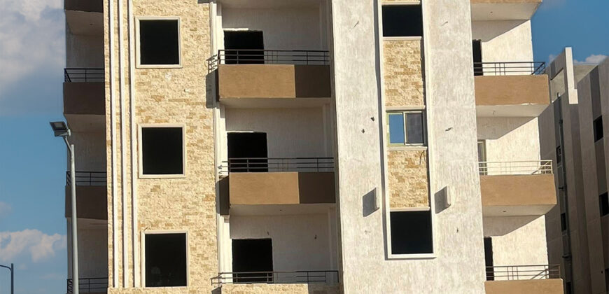 شقة للبيع في المنطقة الـ 14 علي الطريق الرئيسي